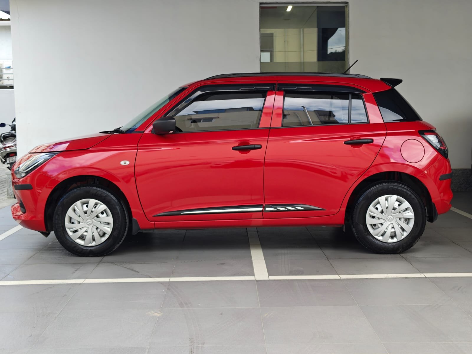 MARUTI SUZUKI SWIFT LXI